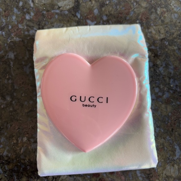 Gucci Beauty heart-shaped compact mirror with Iridescent Pouch - Picture 8 of 8